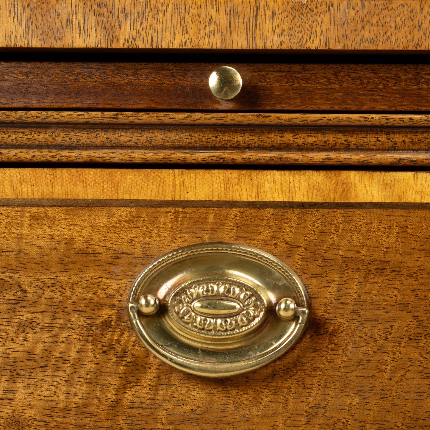 Baker Furniture Georgian Inlaid Banded Mahogany Bowfront Bachelor Chest of Drawers