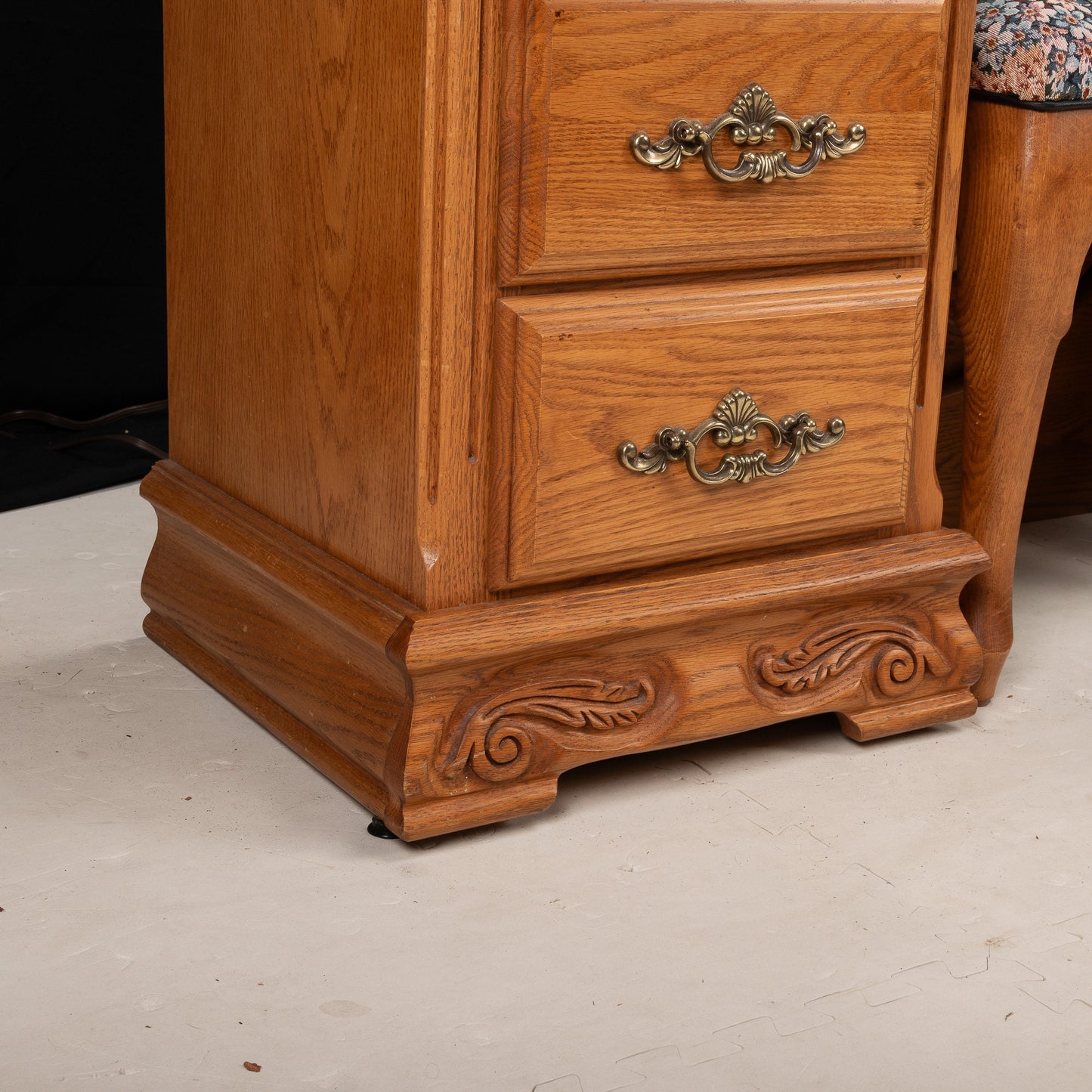 Oakwood Interiors Oakcrest Vanity W/ Bench, Carved Solid Red Oak Beautiful Piece , Fantastic American Craftsmanship