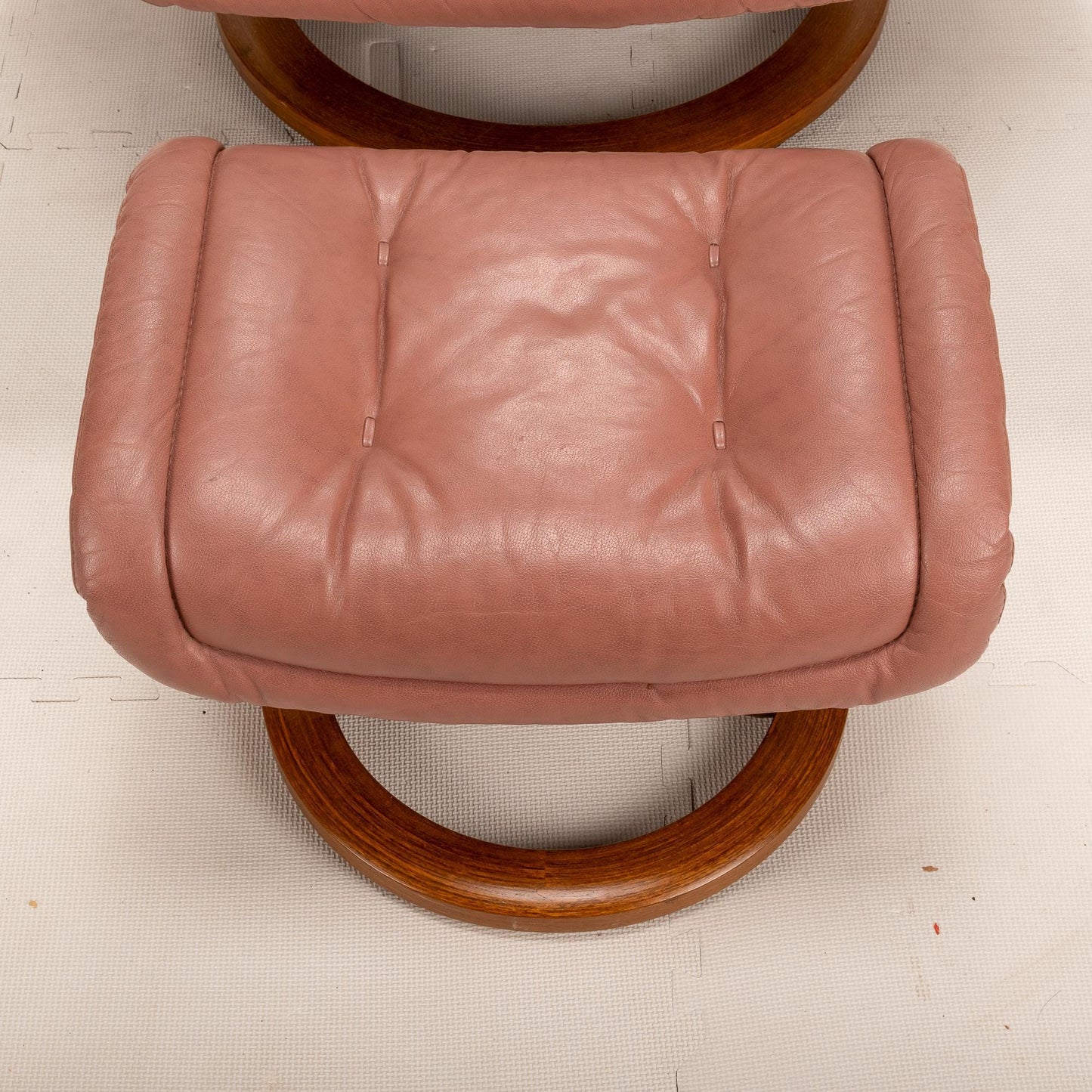 Large Ekornes Stressless Royal Recliner Chair + Ottoman in Mauve Pink - Norway , Classic Scandinavian Design, Unique Tufted Model